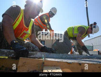 Naples, Italie (13 septembre 2016) - Seabees affecté à la base navale américaine de Naples Département des travaux publics étendre qui formeront la dalle pour un chenil sur NSA Naples. Les services des Travaux publics marine soutenir et maintenir des installations et l'infrastructure sur les installations dans le monde entier dans le cadre de la Naval Facilities Engineering Command (NAVFAC) mission générale. Banque D'Images