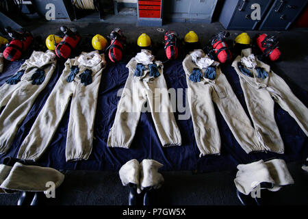 CONSTANTA, Roumanie - 20 juin 2018 : Les pompiers costumes étendu sur le sol sur le pont de 'roumaine Regele Ferdinand' frégate, le 20 juin. Banque D'Images