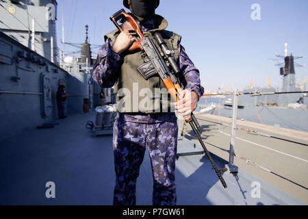 CONSTANTA, Roumanie - 20 juin 2018 : marin militaire roumaine sur le pont de 'Regele Ferdinand' frégate, armés de fusil de précision Dragunov, le 20 juin. Banque D'Images