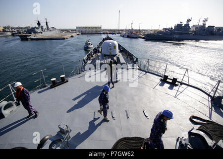 CONSTANTA, Roumanie - 20 juin 2018 : les marins militaire roumaine sur le pont de 'Regele Ferdinand' frégate, le 20 juin. Banque D'Images