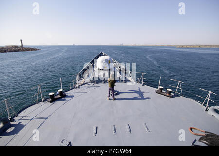 CONSTANTA, Roumanie - 20 juin 2018 : marin militaire roumaine sur le pont de la frégate 'Regele Ferdinand' mans une mitrailleuse de calibre 50, le 20 juin. Banque D'Images