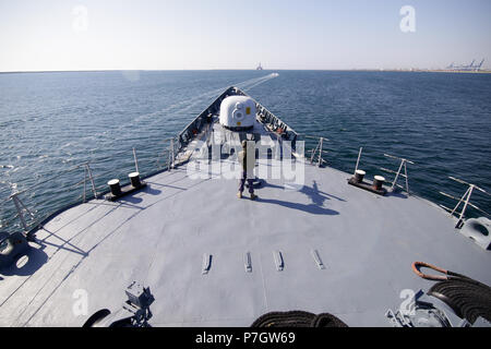 CONSTANTA, Roumanie - 20 juin 2018 : marin militaire roumaine sur le pont de la frégate 'Regele Ferdinand' mans une mitrailleuse de calibre 50, le 20 juin. Banque D'Images