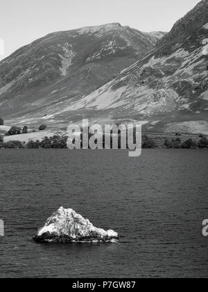 La 'pierre' en fer Crummock Water avec monts au-delà, le Parc National du Lake District, Cumbria, Royaume-Uni Banque D'Images