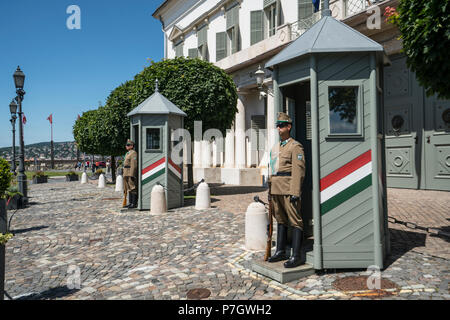 Vue de la garde en face de theSandor palace à Budapest, Hongrie Banque D'Images