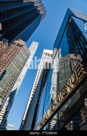 La ville de New York, USA - 20 juin 2018 : Trump Tower et d'autres gratte-ciel contre ciel dans Midtown de Manhattan Banque D'Images