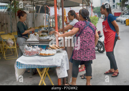 Vente de produits alimentaires sur les rues de Bangkok, Thaïlande Banque D'Images