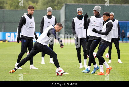 England's Phil Jones (à gauche) avec Danny Welbeck et Jesse Lingard pendant une session de formation au Spartak Moscow Stadium. Banque D'Images