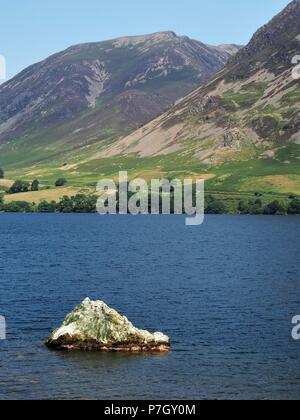 La 'pierre' en fer Crummock Water avec monts au-delà, le Parc National du Lake District, Cumbria, Royaume-Uni Banque D'Images