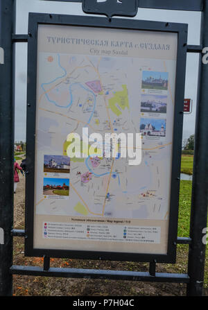 Suzdal, Russie - Mai 18, 2016. Information board de la vieille ville à Suzdal, la Russie. Suzdal fait partie de l'anneau d'or grappe d'anciennes villes. Banque D'Images