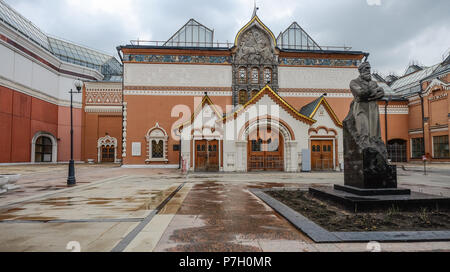 Moscou, Russie - 19 Oct 2016. Pavel Tretiakov monument et de la Galerie nationale Tretiakov de Moscou, en Russie. Banque D'Images