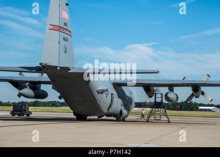 Tim Johnson et Senior Airman Airman Senior Hunter Mitchell , spécialiste de la propulsion aéronautique, 179e Airlift Wing Groupe Maintenance, évalue un moteur du C-130H Hercules pendant son exécution, le 26 juin 2018, à la 179e Airlift Wing, Mansfield, Ohio. Le test de diagnostic nécessite le moteur tourner pour que l'Aviateur à bien identifier la cause de ce problème et est aussi connu par les mécaniciens d'aéronefs comme 'l'homme sur le stand'. (U.S. Photo de la Garde nationale aérienne, par le Capitaine Paul Stennett/libérés) Banque D'Images