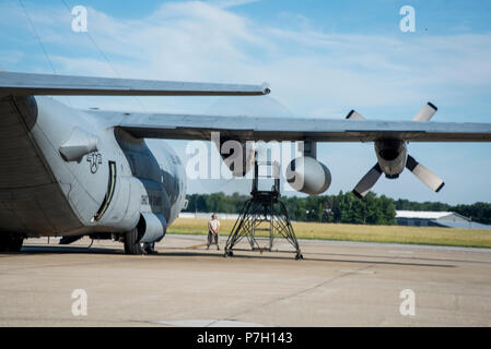 Tim Johnson et Senior Airman Airman Senior Hunter Mitchell , spécialiste de la propulsion aéronautique, 179e Airlift Wing Groupe Maintenance, évalue un moteur du C-130H Hercules pendant son exécution, le 26 juin 2018, à la 179e Airlift Wing, Mansfield, Ohio. Le test de diagnostic nécessite le moteur tourner pour que l'Aviateur à bien identifier la cause de ce problème et est aussi connu par les mécaniciens d'aéronefs comme 'l'homme sur le stand'. (U.S. Photo de la Garde nationale aérienne, par le Capitaine Paul Stennett/libérés) Banque D'Images