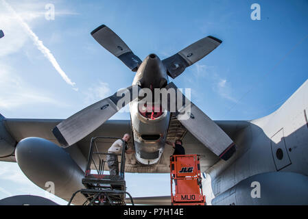 Tim Johnson et Senior Airman Airman Senior Hunter Mitchell , spécialiste de la propulsion aéronautique, 179e Airlift Wing Groupe Maintenance, évalue un moteur du C-130H Hercules pendant son exécution, le 26 juin 2018, à la 179e Airlift Wing, Mansfield, Ohio. Le test de diagnostic nécessite le moteur tourner pour que l'Aviateur à bien identifier la cause de ce problème et est aussi connu par les mécaniciens d'aéronefs comme 'l'homme sur le stand'. (U.S. Photo de la Garde nationale aérienne, par le Capitaine Paul Stennett/libérés) Banque D'Images