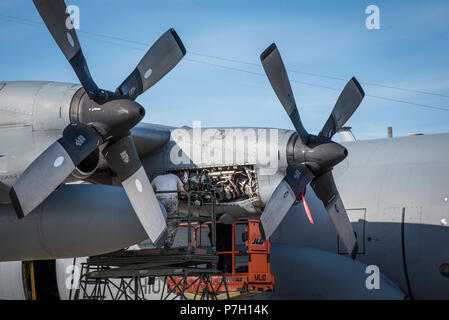 Tim Johnson et Senior Airman Airman Senior Hunter Mitchell , spécialiste de la propulsion aéronautique, 179e Airlift Wing Groupe Maintenance, évalue un moteur du C-130H Hercules pendant son exécution, le 26 juin 2018, à la 179e Airlift Wing, Mansfield, Ohio. Le test de diagnostic nécessite le moteur tourner pour que l'Aviateur à bien identifier la cause de ce problème et est aussi connu par les mécaniciens d'aéronefs comme 'l'homme sur le stand'. (U.S. Photo de la Garde nationale aérienne, par le Capitaine Paul Stennett/libérés) Banque D'Images