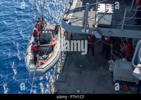 180626-N-DZ642-0005 MER MÉDITERRANÉE (26 juin 2018) Les marins se préparent à lancer un canot pneumatique à coque rigide (RHIB) à bord du croiseur lance-missiles USS Normandy (CG 60). La Normandie est actuellement déployé dans le cadre de la Harry S. Truman Strike Group. Avec Truman comme navire amiral, le déploiement d'actifs du groupe : Grève du personnel, les navires et aéronefs de Carrier Strike Group (CSG), 8 (escadron de destroyers) 28 et Carrier Air Wing (CVW) 1 ; ainsi que la classe Sachsen-frégate allemande FGS Hessen (F 221). (U.S. Photo par marine Spécialiste de la communication de masse 2e classe Bobby Siens/libérés) Banque D'Images