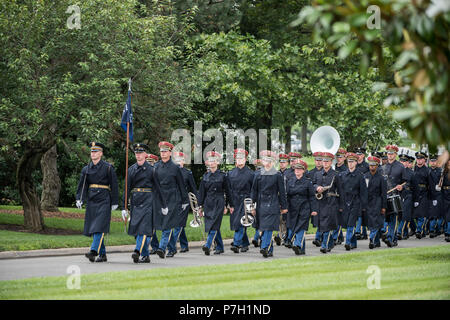 L'US Army Band, "Pershing" aide les propres mener un groupe spécialisé pour les services funéraires de l'Army Air Forces aviateurs manquants dans la deuxième guerre mondiale, à la section 60 du Cimetière National d'Arlington, Arlington, Virginia, le 27 juin 2018. Mis en terre ont été aviateurs Tech. Le Sgt. John Brady, Tech. Le Sgt. Allen Chandler, Jr. ; 1er le Lieutenant John Liekhus ; Le s.. Robert Shoemaker ; et le sergent. Bobby plus jeune. Tous les cinq aviateurs étaient membres de la 323e Escadron de bombardement, 91e Groupe de bombardement (lourd), Eighth Air Force, durant la Deuxième Guerre mondiale, alors que les neuf hommes d'équipage était en mission à Merseburg, Allemand Banque D'Images