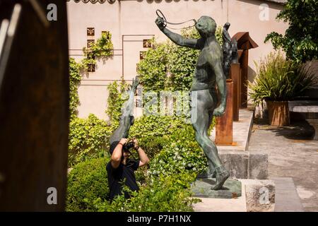 , Foner escultura de bronce, LLorenç Roselló, Edificio de estilo modernista de Can Prunera, siglo XX, jardin Javier Mayol Mundo, Capapuig, Soller, Sierra de Tramuntana, à Majorque, îles Baléares, Espagne, Europe. Banque D'Images