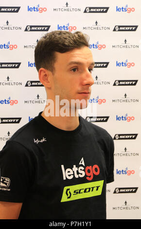 Mitchelton-Scott rider Adam Yates pendant une asession médias au niveau de l'équipe hôtel à Les herbiers. Banque D'Images