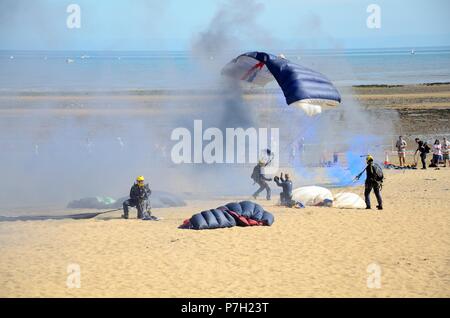 Les membres de l'Équipe de parachutistes des Tigres l'atterrissage sur la plage de Swansea au Pays de Galles Wales Swansea Bay Airshow Cymry UK Banque D'Images