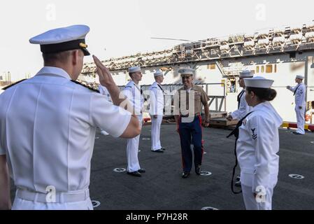 180627-N-PX867-168 SAN DIEGO (27 juin 2018) Le Colonel Jay Holterman, USMC vient à bord de navire d'assaut amphibie USS Boxer (DG 4) pour la partie de la Californie du Sud l'EXERCICE RIMPAC SOCAL) réception d'ouverture le 27 juin. Vingt-cinq nations, plus de 45 navires et sous-marins, environ 200 avions et 25 000 personnes participent à l'EXERCICE RIMPAC du 27 juin au 2 août dans et autour des îles Hawaï et la Californie du Sud. Le plus grand exercice maritime international RIMPAC, fournit une formation unique alors que la promotion et le soutien de relations de coopération entre les p Banque D'Images