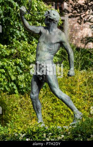 , Foner escultura de bronce, LLorenç Roselló, Edificio de estilo modernista de Can Prunera, siglo XX, jardin Javier Mayol Mundo, Capapuig, Soller, Sierra de Tramuntana, à Majorque, îles Baléares, Espagne, Europe. Banque D'Images