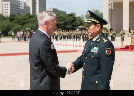 James N. Mattis (1950– ) est un général du corps des Marines des États-Unis qui a servi comme 26e secrétaire américain à la Défense, et Wei Fenghe (1954– ) est un général de l'Armée populaire de libération qui a servi comme ministre chinois de la Défense nationale. L'image d'archives montre une réunion bilatérale de défense au Bayi Building à Pékin le 28 juin 2018. Banque D'Images