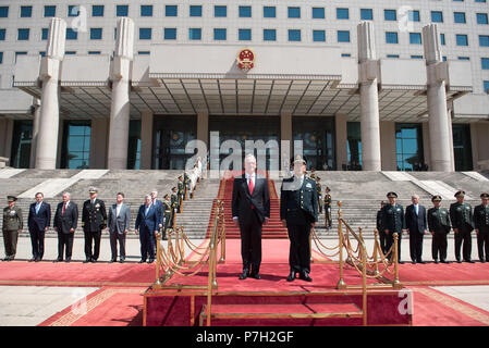 James N. Mattis (1950– ) est un général du corps des Marines des États-Unis qui a servi comme 26e secrétaire américain à la Défense, et Wei Fenghe (1954– ) est un général de l'Armée populaire de libération qui a servi comme ministre chinois de la Défense nationale. L'image d'archives montre une réunion bilatérale de défense au Bayi Building à Pékin le 28 juin 2018. Banque D'Images