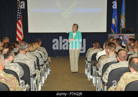 L'honorable Heather Wilson, secrétaire de l'Air Force, l'adresse des membres de la 114e Escadre de chasse au cours d'une séance de discussion ouverte, Joe Foss Field, S.D., 26 juin. La force de l'air deux grandes priorités, selon Wilson, sont prêts et la modernisation. La 114e Escadre de chasse incarne ces objectifs. (U.S. Air National Guard photo par le Sgt. Christopher Stewart) Banque D'Images