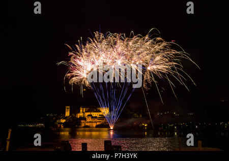 Beau feu d'artifice de couleurs sur le lac Orta island. Le Piémont, Italie Banque D'Images