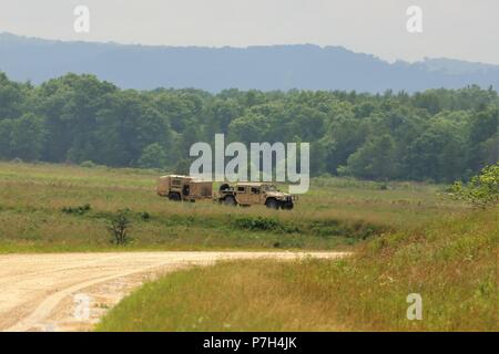 Soldats de conduire un véhicule sur les postes du Sud au cours de la 86e Division de formation Soutien au combat de l'exercice de formation (CSTX) 86-18-04 le 26 juin 2018, à Fort McCoy, Wisconsin (Etats-Unis) plus de 6 000 militaires de tous les États-Unis sont la formation dans l'exercice, conformément à la 86e. L'exercice fait partie de la réserve de l'Armée de soutien au combat du programme de formation, ou CPST. Cpst exercices sont grandes, la formation collective des exercices conçus pour l'immerger dans des milieux de formation des unités tactiques que reproduire fidèlement ce qu'ils pourraient rencontrer dans les déploiements opérationnels. La 86e Division de la formation est une société locataire Banque D'Images