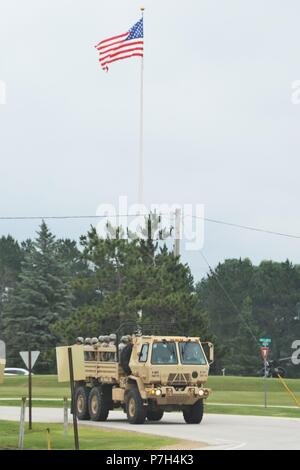 Les soldats l'exploitation d'un véhicule sur la zone de cantonnement au cours de la 86e Division de formation Soutien au combat de l'exercice de formation (CSTX) 86-18-04 le 26 juin 2018, à Fort McCoy, Wisconsin (Etats-Unis) plus de 6 000 militaires de tous les États-Unis sont la formation dans l'exercice, conformément à la 86e. L'exercice fait partie de la réserve de l'Armée de soutien au combat du programme de formation, ou CPST. Cpst exercices sont grandes, la formation collective des exercices conçus pour l'immerger dans des milieux de formation des unités tactiques que reproduire fidèlement ce qu'ils pourraient rencontrer dans les déploiements opérationnels. La 86e Division de la formation est un te Banque D'Images