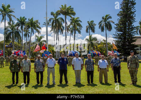 196e Brigade d'infanterie que les anciens combattants du Vietnam ont été honorés au cours 196e Brigade d'infanterie Vietnam Veterans' Cérémonie de reconnaissance se tenir ensemble à Fort Shafter, bonjour le 29 juin 2018. La présentation a été faite au cours d'une cérémonie militaire le 29 juin 2018, le cercle historique de Fort Shafter, Palm, bonjour. La 196e Brigade de l'armée américaine est toujours actif. Aujourd'hui la brigade aide les unités de réserve à Hawaï, Alaska, Guam, Samoa américaines, l'Arizona et Saipan, comme un support de formation Brigade, fournir un appui aux forces de réserve dans l'ensemble de la zone Pacifique. (U.S. Photo de l'armée par Jonathan Steffen) Banque D'Images