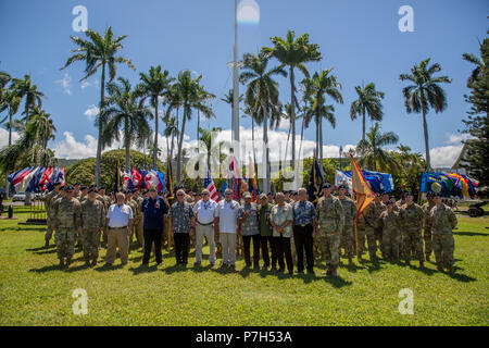 Les soldats de l'armée américaine, 196e Brigade d'infanterie, d'hier et d'aujourd'hui tenir ensemble au cours de la 196e Brigade d'infanterie Vietnam Veterans' Cérémonie de reconnaissance à Fort Shafter, bonjour le 29 juin 2018. La présentation a été faite au cours d'une cérémonie militaire 29 juin 2018, le cercle historique de Fort Shafter, Palm, bonjour. La 196e Brigade de l'armée américaine est toujours actif. Aujourd'hui la brigade aide les unités de réserve à Hawaï, Alaska, Guam, Samoa américaines, l'Arizona et Saipan, comme un support de formation Brigade, fournir un appui aux forces de réserve dans l'ensemble de la zone Pacifique. (U.S. Photo de l'armée par Jonathan S Banque D'Images