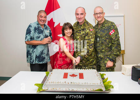 180701-O-N0842-2005 JOINT BASE HICKAM À PEARL HARBOR (01 juillet 2018) Le personnel de l'hôtel Sheraton Princess Kaiulani Hotel dans Hololulu, Hawaii, présenter les membres des Forces armées canadiennes participant à l'éventuel exercice Rim of the Pacific (RIMPAC) avec un gâteau pour comemmorate Le 151e anniversaire de la fête du Canada. Vingt-cinq nations, 46 navires, 5 sous-marins, environ 200 avions et 25 000 personnes participent à l'EXERCICE RIMPAC du 27 juin au 2 août dans et autour des îles Hawaï et la Californie du Sud. Le plus grand exercice maritime international RIMPAC, fournit un ensemble unique de traini Banque D'Images