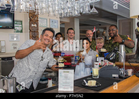 180701-O-N0842-2014 JOINT BASE HICKAM À PEARL HARBOR (01 juillet 2018) Le personnel de l'hôtel Sheraton Princess Kaiulani Hotel dans Hololulu, Hawaii, présenter les membres des Forces armées canadiennes participant à l'éventuel exercice Rim of the Pacific (RIMPAC) avec un gâteau pour comemmorate Le 151e anniversaire de la fête du Canada. Vingt-cinq nations, 46 navires, 5 sous-marins, environ 200 avions et 25 000 personnes participent à l'EXERCICE RIMPAC du 27 juin au 2 août dans et autour des îles Hawaï et la Californie du Sud. Le plus grand exercice maritime international RIMPAC, fournit un ensemble unique de traini Banque D'Images