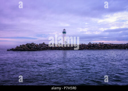 Lever du soleil au-dessus de Santa Cruz Breakwater Lighthouse, également connu sous le nom de phare Walton situé au port de Santa Cruz dans la baie de Monterey, Californie. Banque D'Images