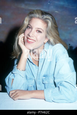 NORTHRIDGE, CA - le 25 janvier : L'actrice Tori Spelling assiste au lancement de la sortie de 'Beverly Hills, 90210' pilote série en vidéo le 25 janvier 1992 à la Wherehouse à Northridge, Californie. Photo de Barry King/Alamy Stock Photo Banque D'Images