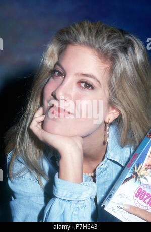 NORTHRIDGE, CA - le 25 janvier : L'actrice Tori Spelling assiste au lancement de la sortie de 'Beverly Hills, 90210' pilote série en vidéo le 25 janvier 1992 à la Wherehouse à Northridge, Californie. Photo de Barry King/Alamy Stock Photo Banque D'Images