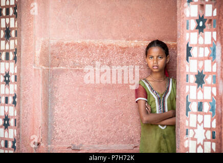 Belle jeune fille indienne traditionnelle en robe vert appuyé contre le mur du temple Agra Uttar Pradesh Banque D'Images