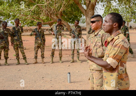 Le bataillon d'intervention rapide (RIB) est une unité de l'armée djiboutienne entraînée par l'armée des États-Unis pour la réponse aux crises en Afrique de l'est. Le 3 juillet 2018, un sous-officier djiboutien et un soldat de l'armée américaine du 1er bataillon du 141e régiment d'infanterie de la Garde nationale du Texas ont instruit les recrues en dehors de Djibouti City. L'image d'archives enregistre la formation conjointe dispensée à l'appui de la coopération régionale en matière de sécurité. Banque D'Images