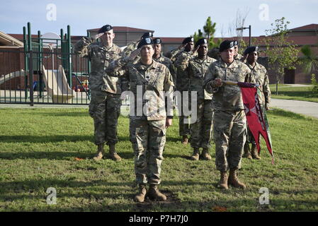 Le Guerrier a organisé un bataillon de Transition cérémonie de passation de commandement pour le lieutenant-colonel Steven G. Robins, nouveau commandant, et le lieutenant-colonel Phillip B. Brown Jr., commandant sortant, le jeudi 28 juin à la Cpl. Rudolfo Hernandez Warrior Bataillon de transition complexe sur Fort Bragg. Banque D'Images