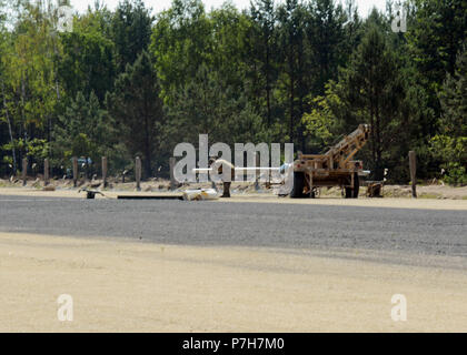 Un soldat affecté à la Cavalerie de peloton, Compagnie Delta 91e bataillon du génie de la Brigade, 1st Armored Brigade Combat Team, 1re Division de cavalerie prépare un RQ-7B Ombre unmanned aircraft system pour son vol inaugural de l'atterrissage en vol cavaliers Zagan, Pologne, 29 juin 2018. Le peloton a effectué le premier vol tactique SAMU en Pologne. Ils sont actuellement déployés en appui à résoudre en Europe de l'Atlantique. (U.S. La Garde nationale de l'Armée Photo par le Sgt. 1re classe Craig Norton, 382e Détachement des affaires publiques, 1er, 1er CD ABCT/libérés) Banque D'Images