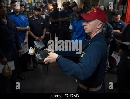 180626-N-WF272-076 SAN DIEGO (26 juin 2018) Chef Spécialiste culinaire Anthony Hooper décrit les applications d'un MCU-2P masque à gaz au cours d'une d'armes chimiques, biologiques et radiologiques (CBR) exercice de formation à bord du navire d'assaut amphibie USS Bonhomme Richard (DG 6). Bonhomme Richard est en ce moment à son port d'attache de San Diego, la préparation pour un prochain déploiement prévu. (U.S. Photo par marine Spécialiste de la communication de masse 1re classe Diana Quinlan/libérés) Banque D'Images