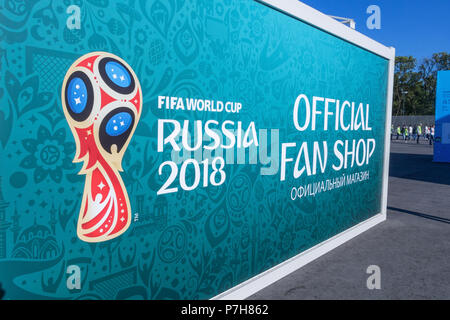 Samara, Russie - 17 juin 2018 : Boutique officielle de l'emblème de la Coupe du Monde de la FIFA, Russie 2018 Banque D'Images