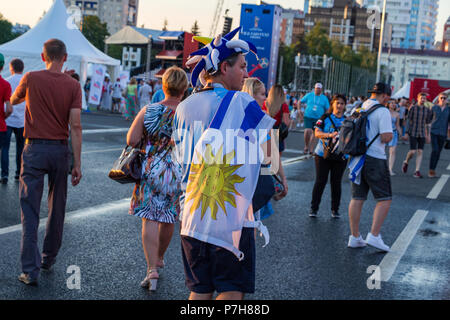 Samara, Russie - le 24 juin 2018 : un supporter de football avec un drapeau de l'Uruguay dans la fan zone Banque D'Images