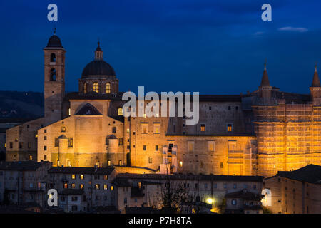 Vue de nuit sur la ville médiévale d'Urbino dans la région des Marches, Italie Banque D'Images