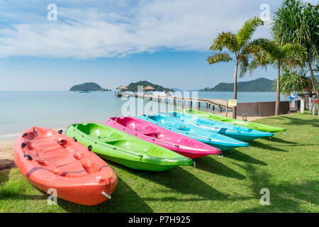 Kayaks colorés sur la plage tropicale de Phuket, Thaïlande. L'été, les vacances et voyage concept. Banque D'Images