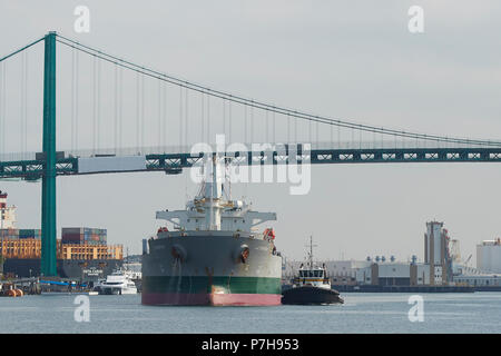 Vue sur la tête du vraquier, LA BAMBA, escorté par des remorqueurs de quitter le port de Los Angeles, Californie. Le Vincent Thomas Bridge derrière. Banque D'Images