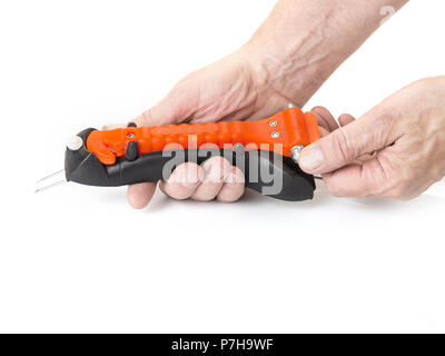 Marteau de sécurité dans la voiture sur le livre blanc Banque D'Images