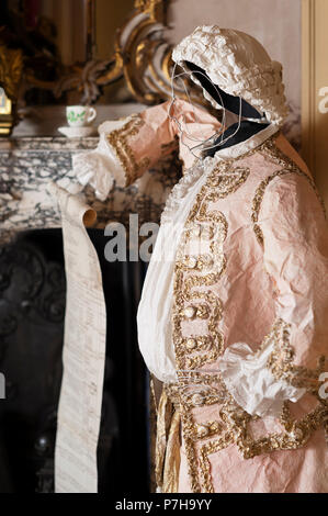 Mannequin portant des vêtements de style 18ème siècle papier dans Neues Palais Banque D'Images